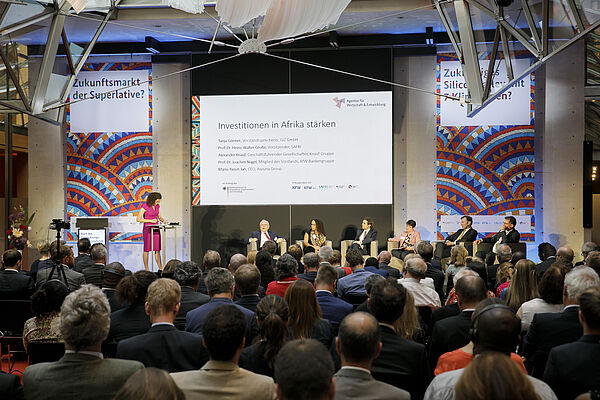 Foto der Podiumsdiskussion mit Publikum